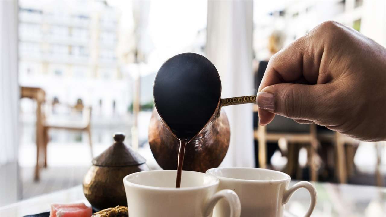 دراسة تكشف تأثير أول كوب قهوة في اليوم