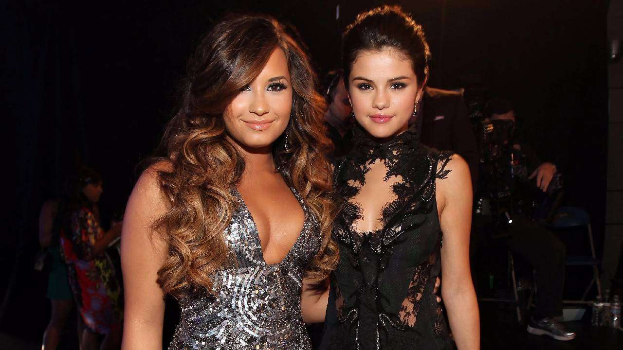 سيلينا غوميز تدعم ديمي لوفاتو في حفل افتتاح جولتها الغنائية