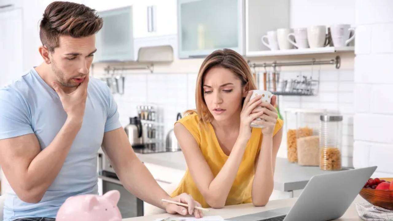 حين يدخل المال بين الزوجين.. كيف تتحول الخلافات المالية إلى حوار صحي