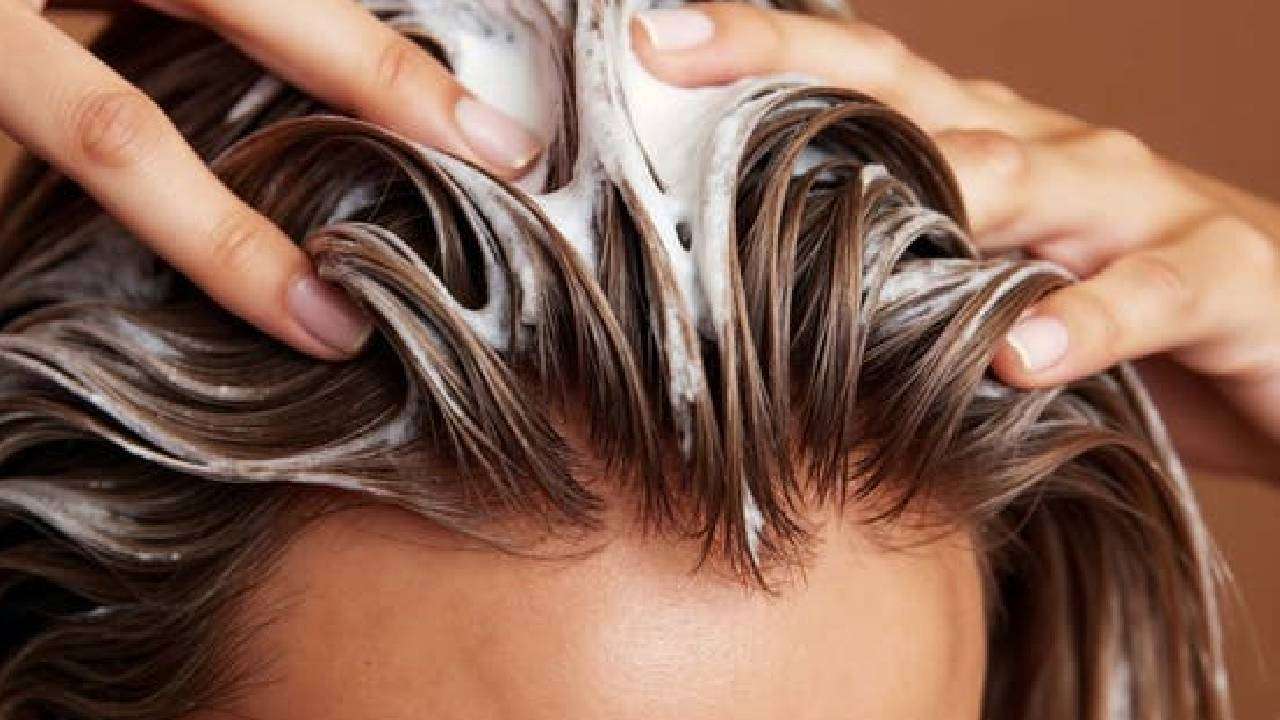 السكر مع الشامبو.. هل يفيد في تنظيف فروة الرأس أم يسبب الضرر؟