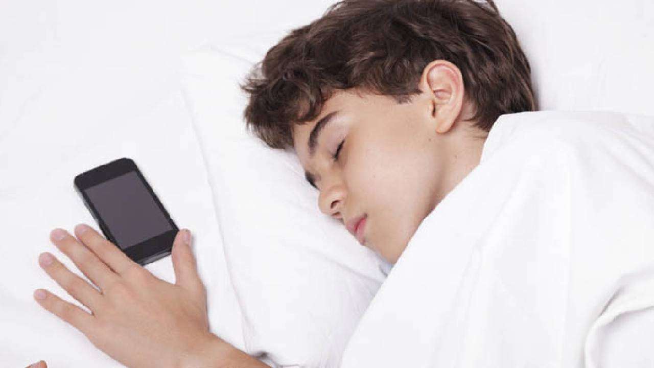 هاتفك في السرير قد يهدد نومك وسلامتك.. 3 أسباب تدفعك لتغيير هذه العادة