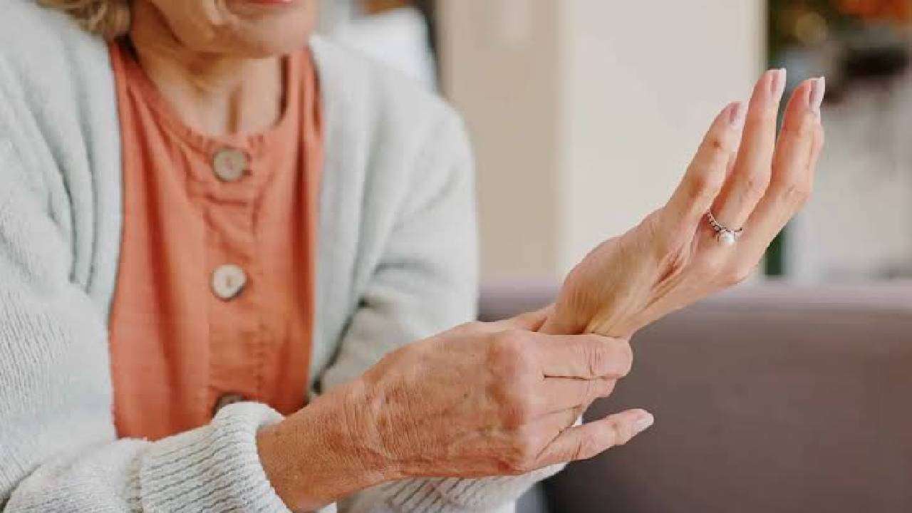 أسباب وأعراض هشاشة العظام عند النساء والطرق العلاجية